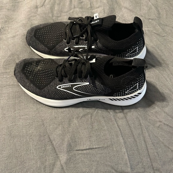 Women’s Brooks Levitate Stealth Fit 5 - Picture 4 of 4